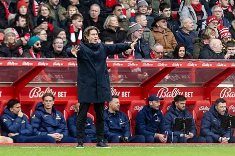 مدرب برشلونة السابق مُرشح بقوة لخلافة توماس فرانك في توتنهام